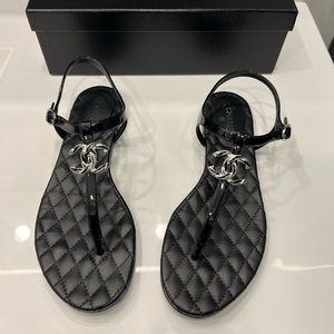 Pre loved Chanel thong sandal CC quilted black 37.5